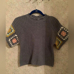 UNIVERSAL THREAD~GRAY CROPPED BLOUSE~ CROCHET~ DETAILED~XS